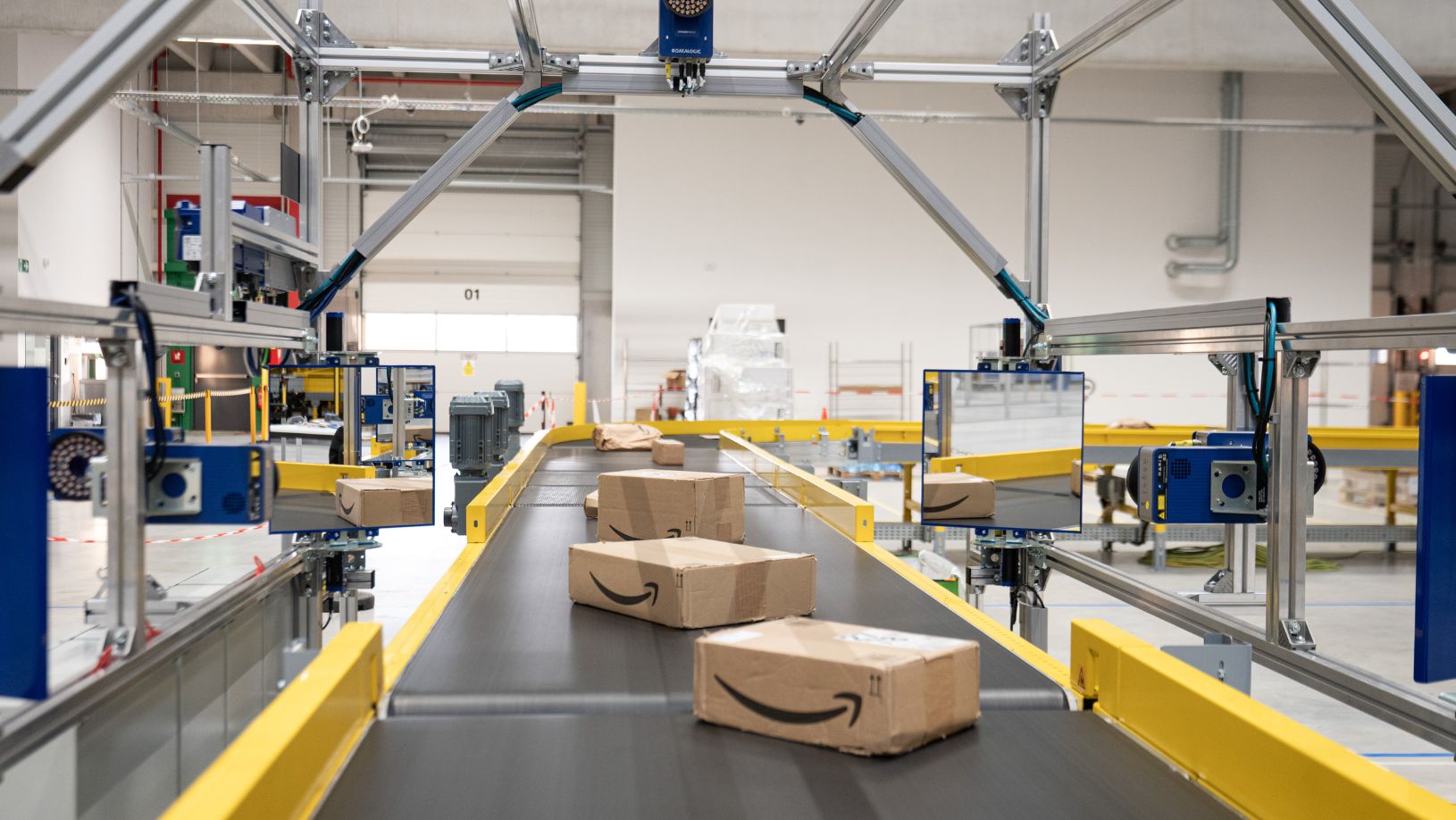 Amazon desafia Mercado Livre ao adicionar 240 hubs logísticos no Brasil em 18 meses