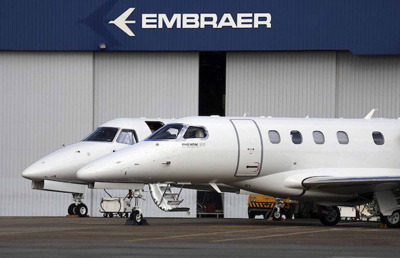 Embraer (EMBJ3) conclui nova negociação de 15 aviões com a Azorra; confira os detalhes