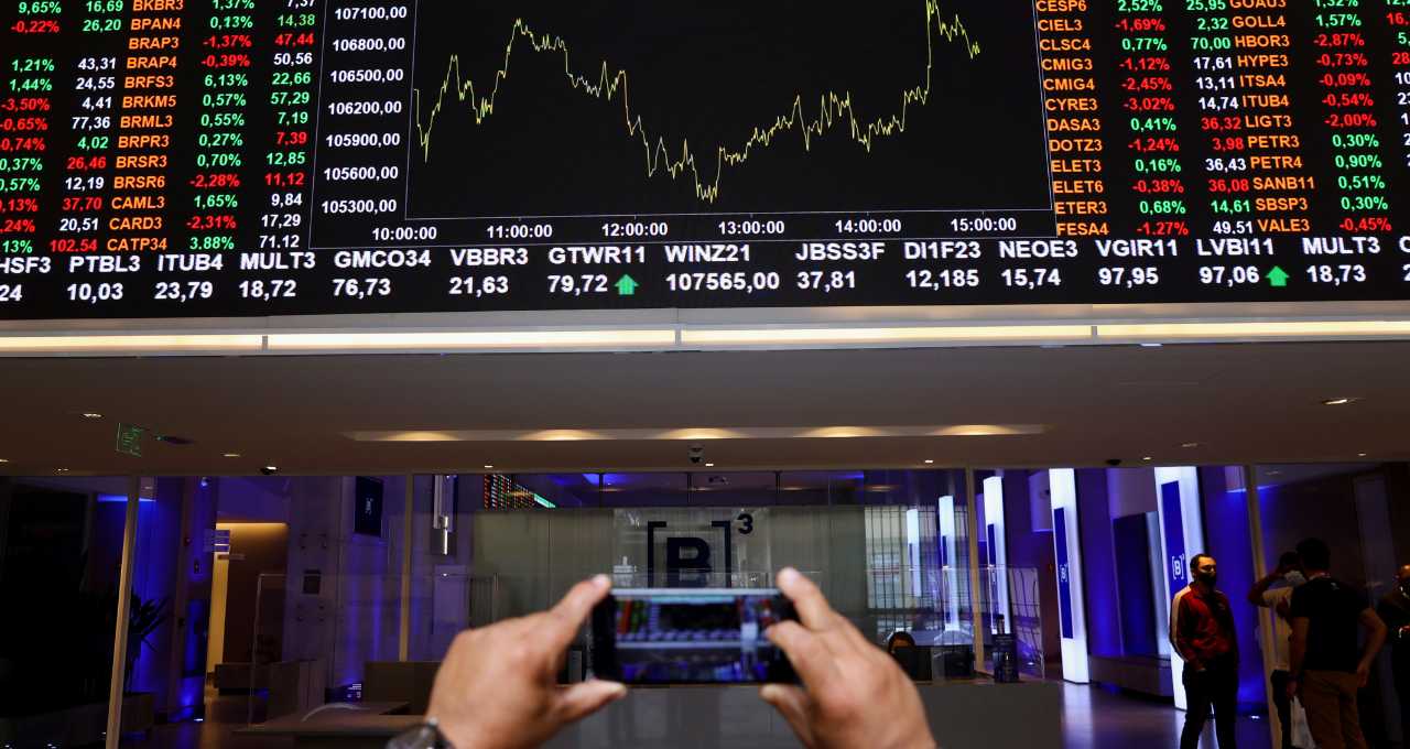 Day trade: segundo a Ágora, é possível comprar B3 (B3SA3) e vender Minerva (BEEF3) para obter um lucro de até 1,59% hoje (15)