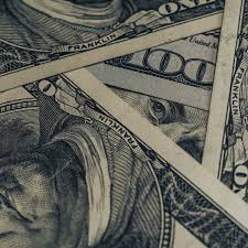 Com a elevação do petróleo, o dólar cai para R$ 5,02, beneficiando o real