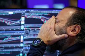 Dow registra fechamento histórico e S&P 500 sobe; venda de ações de chips impacta Nasdaq
