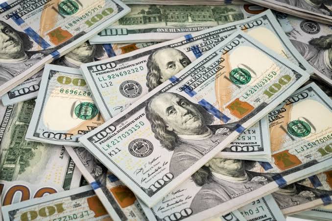 Com os dados da inflação, o Ibovespa sobe e o dólar cai para menos de R$ 5,20