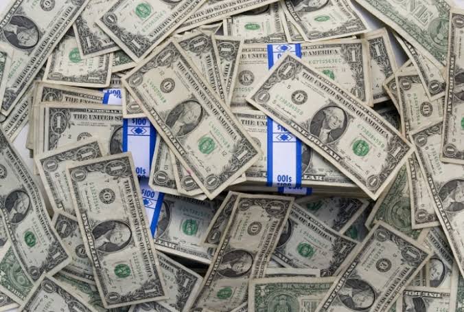 Em um dia de liquidez reduzida, o Ibovespa encerra com pouca variação e o dólar apresenta uma leve oscilação