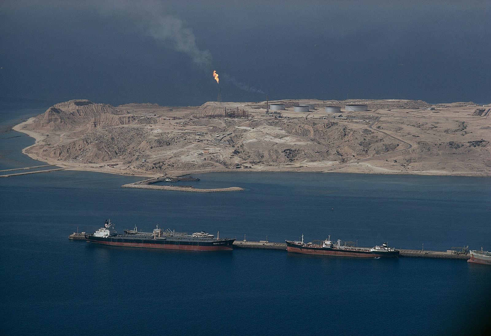 A queda do petróleo gira em torno de 2%, com os investidores monitorando o tráfego de navios no Estreito de Ormuz