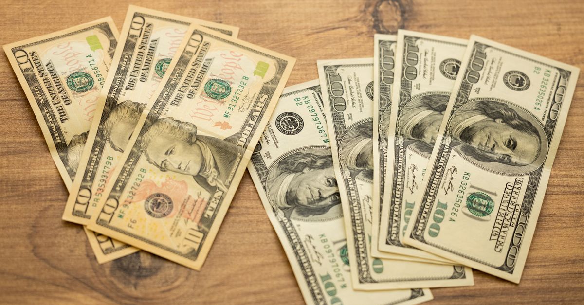 O Ibovespa apresenta uma queda moderada, enquanto o dólar sobe para R$5,17, em decorrência das decisões sobre juros no Brasil e nos Estados Unidos