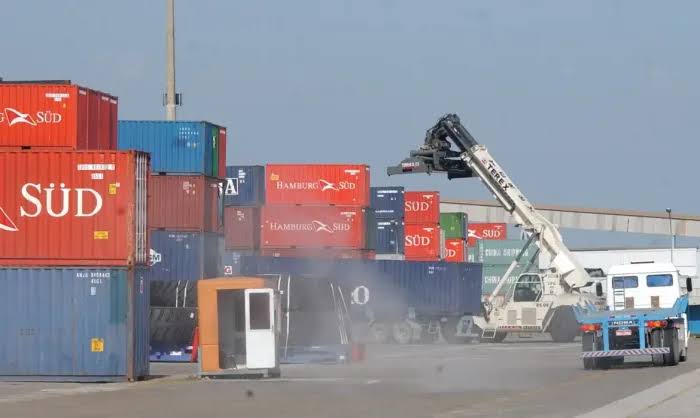 Após o aumento das tarifas por Trump, as exportações para os EUA crescem pela primeira vez; China amplia sua participação, enquanto Argentina perde