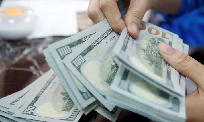 Em um dia de cautela em relação ao exterior e às eleições, o Ibovespa registra queda e o dólar ultrapassa a marca de R$ 5,20