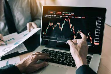 ‘Underdog’ do Ibovespa: compensa investir nas ações que mais diminuem na bolsa?