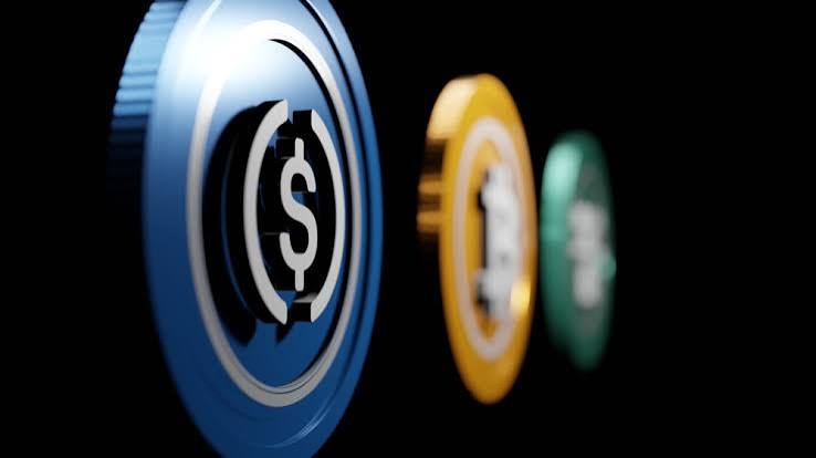 Desde maio, o valor de mercado das stablecoins caiu em US$ 10 bilhões; contudo, analistas não consideram isso motivo para preocupação