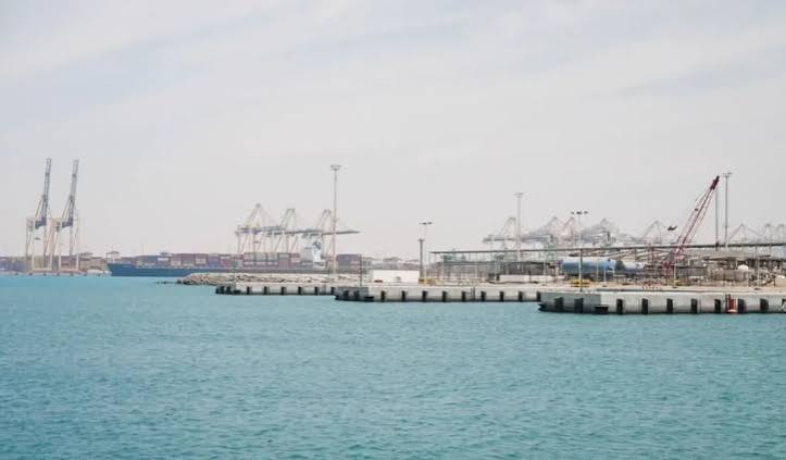 A DP World está considerando a construção de um novo porto nos Emirados Árabes Unidos para reduzir sua dependência do Estreito de Ormuz