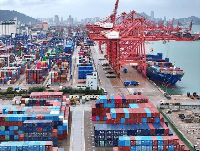 As exportações chinesas se beneficiam do crescimento da IA, ao passo que a economia interna enfrenta desafios