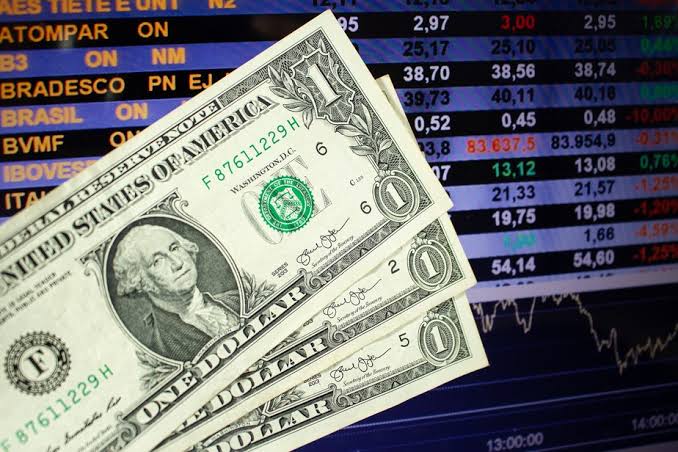 Com a divulgação do dado de preços nos EUA, o Ibovespa registra alta e o dólar apresenta uma queda significativa