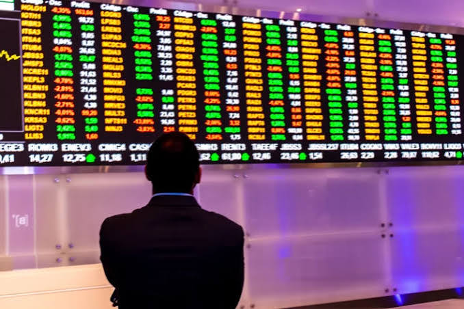 Com os investidores aguardando a decisão dos EUA sobre tarifas, o Ibovespa registra queda e o dólar permanece estável