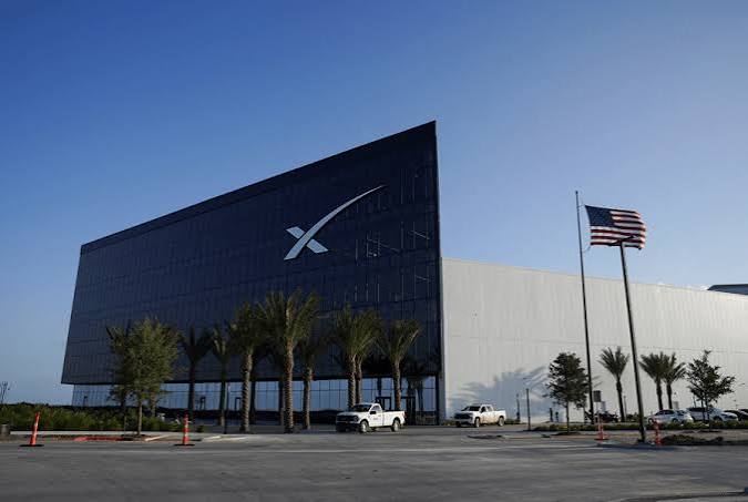 Pela primeira vez, as ações da SpaceX caem abaixo do preço de abertura pública