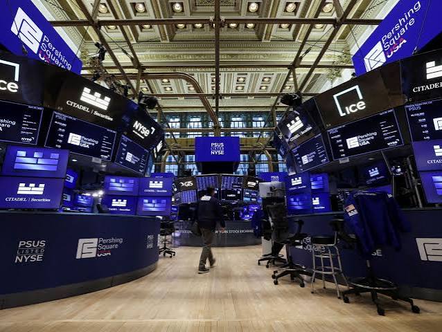 Wall Street recua 1%, atenta à queda de chips e ao preço do petróleo