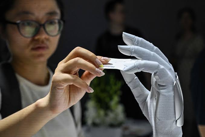 Modelo de IA chinês impressiona grandes empresas de tecnologia dos EUA e compete com Claude e ChatGPT