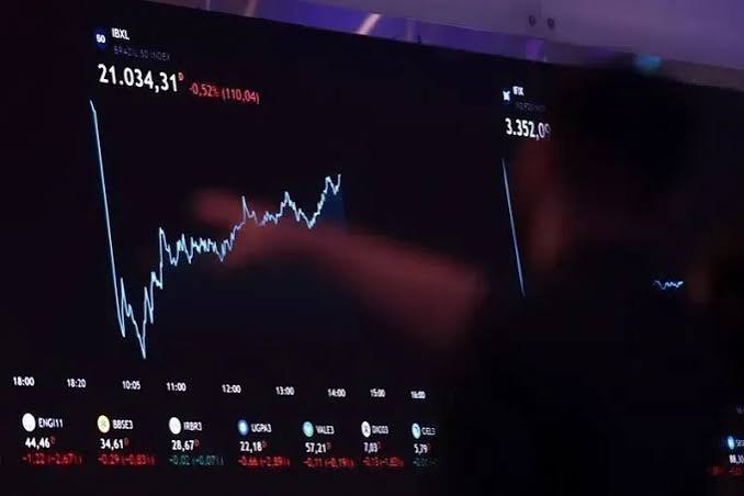 Ibovespa encerra o dia estável, enquanto o dólar apresenta uma leve queda, com o Oriente Médio sendo o foco dos investidores