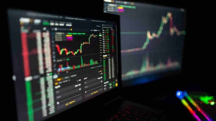 Day trade: segundo a Ágora, é possível comprar ações da Petrobras (PETR4) e vender ações da WEG (WEGE3) para obter um lucro de até 1,48% no dia de hoje (22)