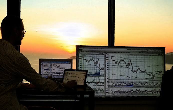 O IFIX apresenta uma queda de 0,18%, com o RCRB11 liderando as perdas, enquanto o CACR11 registra uma alta de 4,81%