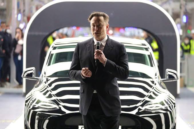 Tesla considera vender sua operação na China para possibilitar uma possível fusão com a SpaceX, segundo o WSJ