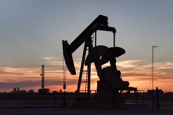 A Halliburton firmou um contrato de gestão de cinco anos com a Basra Oil Company do Iraque para dois campos de petróleo