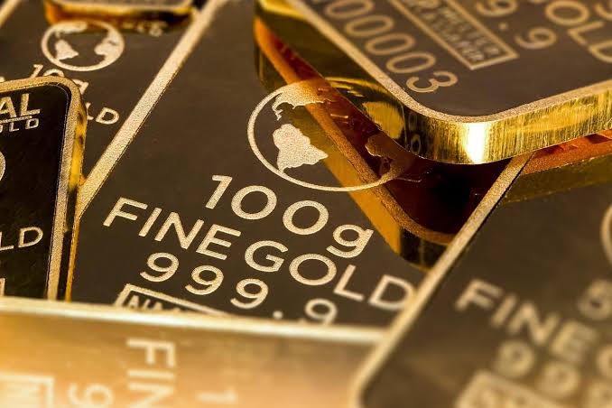 Ouro encerra em alta com a desvalorização do dólar e dos Treasuries; Oriente Médio continua em foco