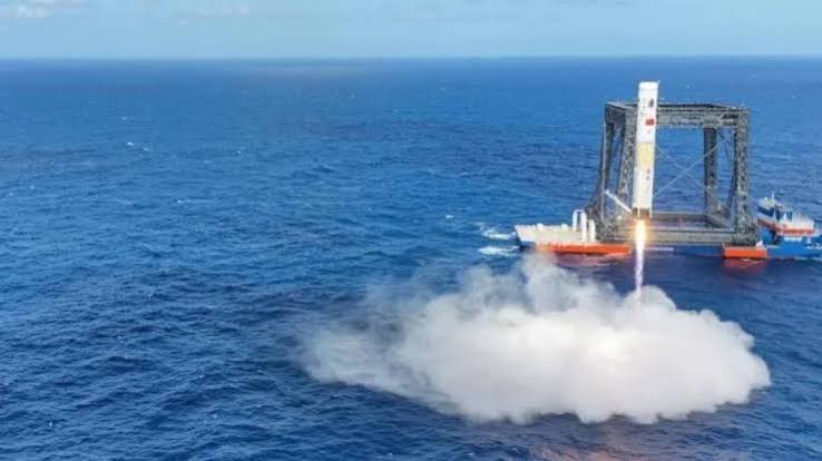 China realiza com êxito teste de sistema de recuperação de propulsor de foguete no mar