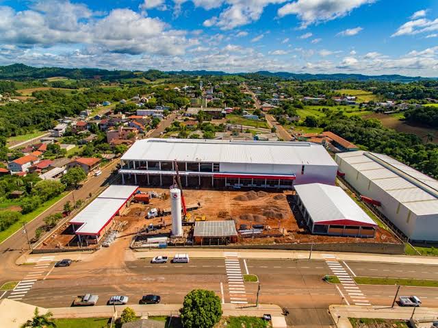 Uma empresa do Rio Grande do Sul abrirá uma fábrica de calçados em Pentecoste, com a expectativa de gerar mais de 800 postos de trabalho