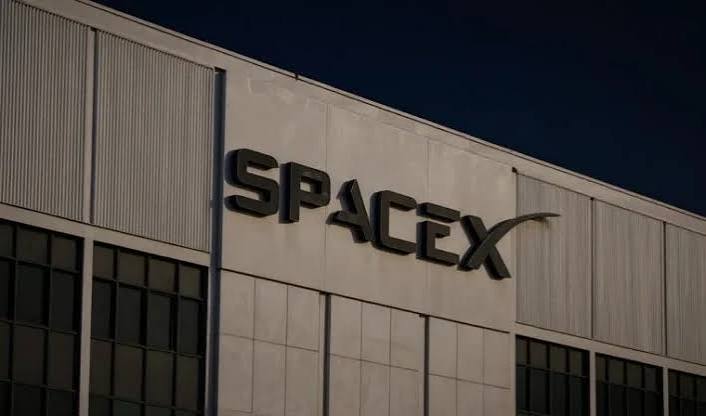 As aspirações da SpaceX no ramo da telefonia móvel estão causando tremores no mercado de telecomunicações dos Estados Unidos; especialistas discutem a ameaça