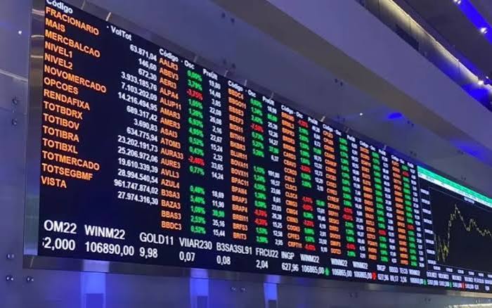 Em dia de decisão do Copom, Ibovespa e dólar encerram com estabilidade