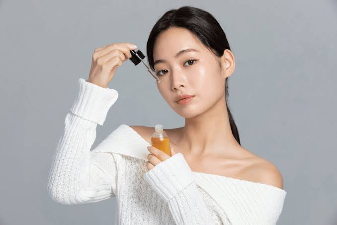 Nova estratégia da K-beauty para eliminar a ‘cara de Ozempic’ utiliza ingrediente polêmico