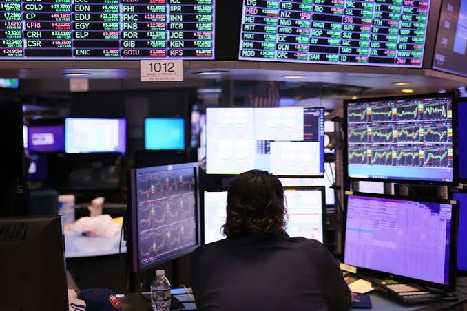 Em meio à cautela em relação aos cenários interno e externo, o Ibovespa apresenta uma queda discreta e o dólar registra uma leve alta