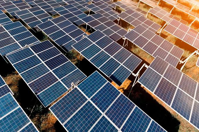 A TotalEnergies adquire ativos de energia renovável da Shell, fortalecendo o setor no qual SNEL11 está investido