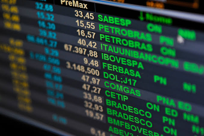 Ibovespa encerra em baixa pelo oitavo pregão consecutivo, com balanços em destaque; Hapvida despenca