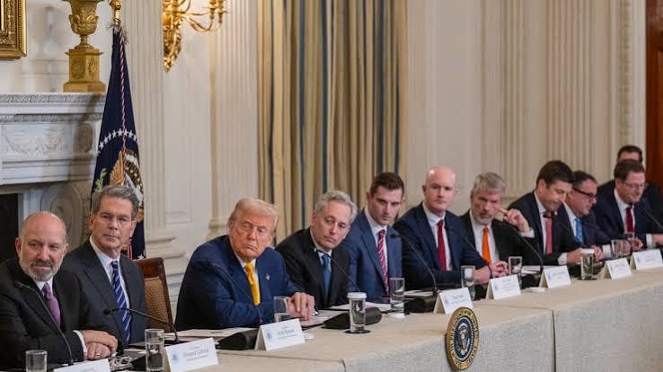 Trump deve comparecer a um encontro na Casa Branca com diretores executivos de criptomoedas, segundo fontes