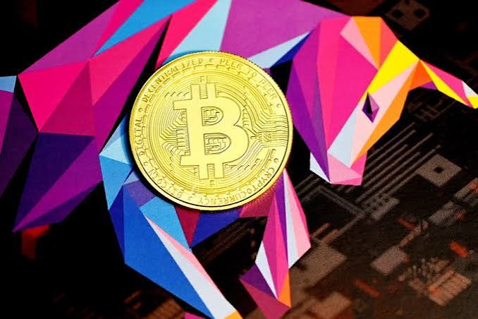 O Bitcoin atinge temporariamente o valor de US$ 70.000, primeira vez desde junho. Entenda o motivo