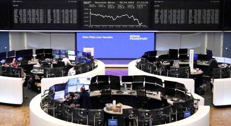 As bolsas europeias operam próximas à estabilidade, demonstrando cautela antes das sanções dos Estados Unidos ao Irã