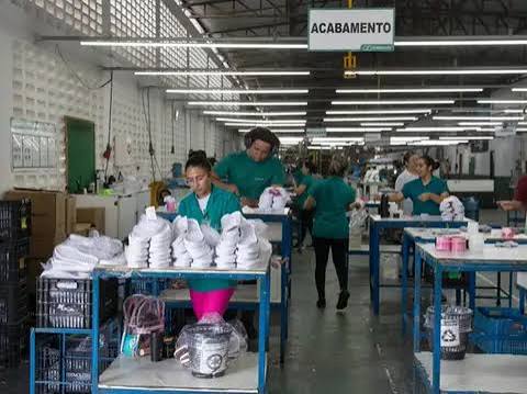 As vendas de calçados do Ceará na Argentina caíram drasticamente, com uma queda de 85% nas exportações