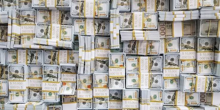 Ibovespa sobe e dólar aumenta com atenção voltada para o exterior e eleições