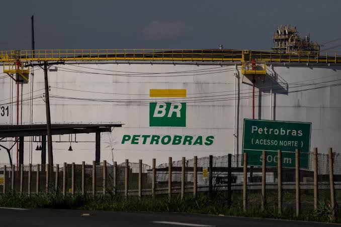 Ibovespa avança com Petrobras, enquanto o dólar registra leve alta em dia de leilões do Banco Central