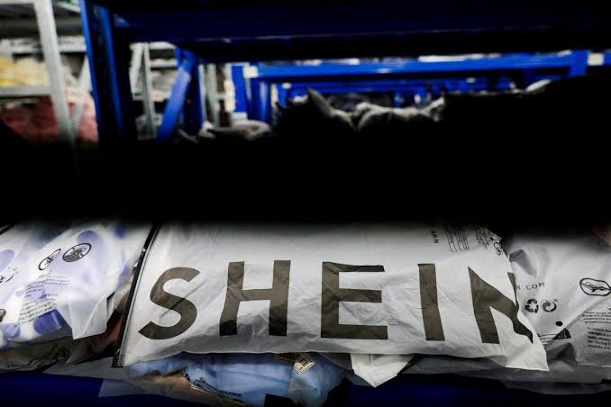 As ações da Shein caem na aguardada estreia na bolsa de valores de Hong Kong