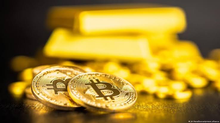 Enquanto bitcoin, ouro e ações caem, alguns analistas afirmam que um aumento da taxa pelo Fed seria um equívoco