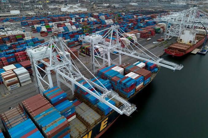 Analistas afirmam que as tarifas do transporte marítimo de contêineres podem alcançar níveis históricos devido ao aumento dos combustíveis, impulsionado pelo conflito no Irã