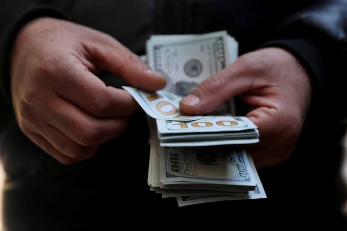 Dólar encerra sessão sem gatilhos, próximo à estabilidade