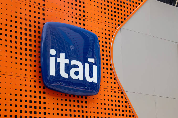 Após quatro quedas consecutivas, o Ibovespa encerra em alta, com Itaú e BB atuando como suportes