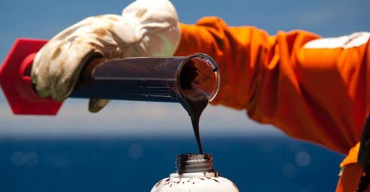 Os preços do petróleo caíram, mas devem terminar a semana acima de US$ 100, marcando o primeiro aumento em quase quatro meses