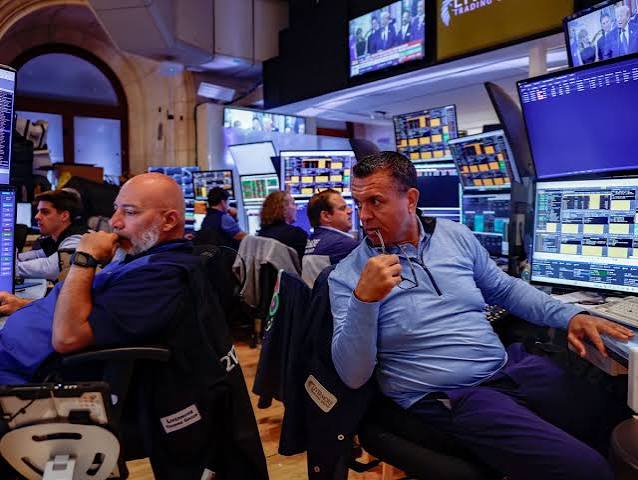 Wall Street apresenta queda devido às preocupações relacionadas à IA, que afetam significativamente as fabricantes de chips