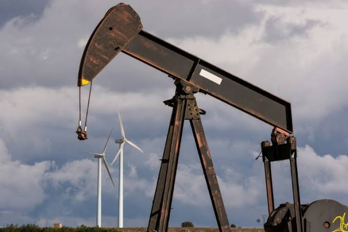 Petróleo encerra o dia em alta devido a preocupações com a oferta