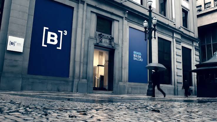 B3 (B3SA3) registrou um aumento de 26,1% no volume médio diário de ações em agosto, com crescimento nos segmentos de derivativos e renda fixa