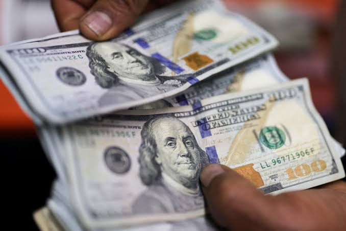 Após o Fed aumentar as taxas de juros, o Ibovespa registra queda e o dólar permanece estável antes da reunião do Copom